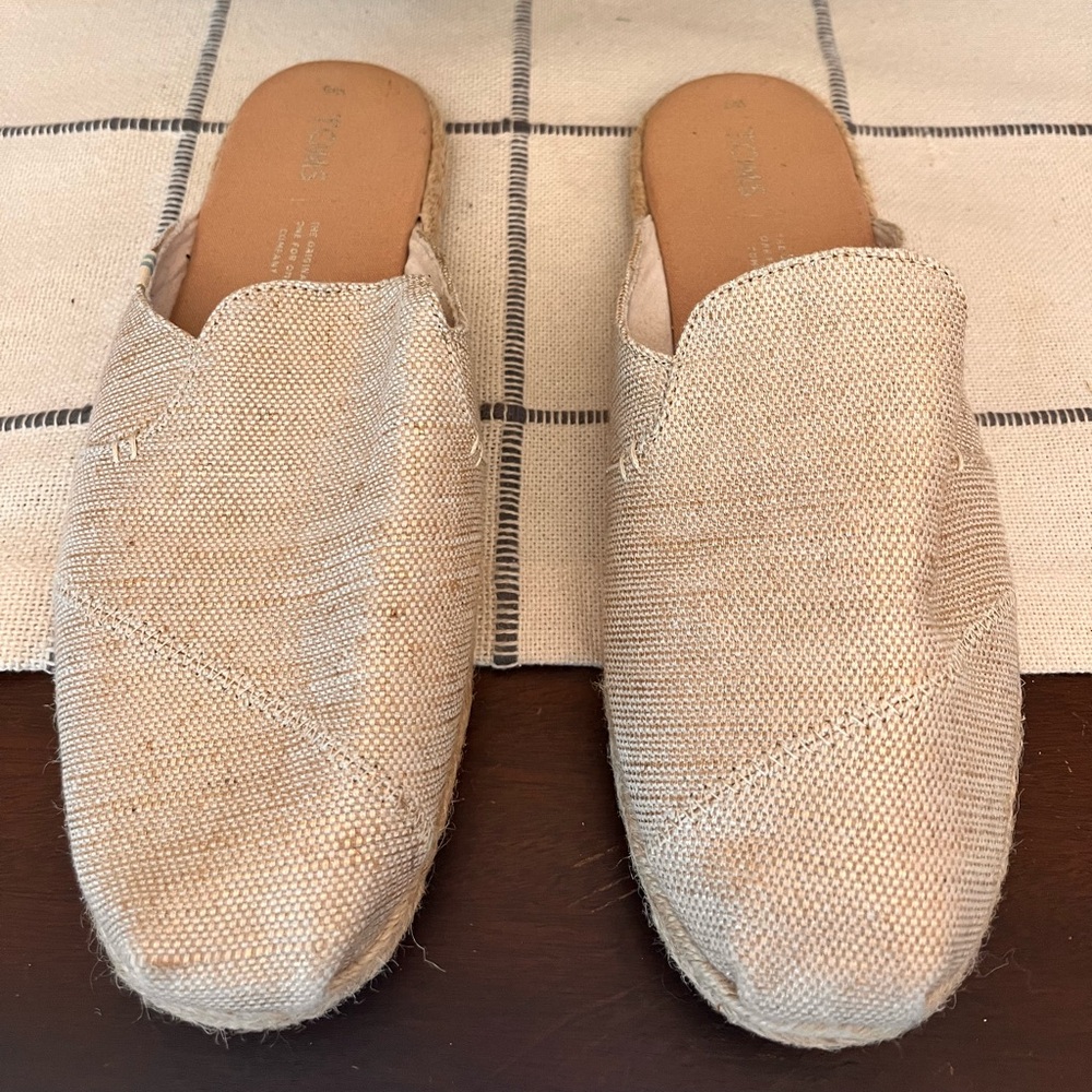 TOMS Size 8 Slip-On Mules Shimmer Gold Tone EUC Spring Summer Perfect Resort Chi